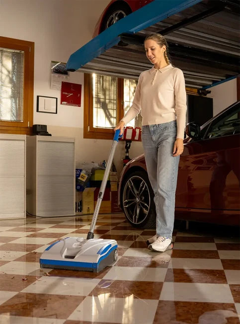 Lindhaus LS38 Electric cleaning a floor